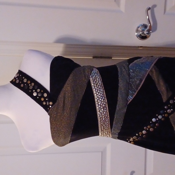 🌺Elegant Black and Gold One-Shoulder Dress - Picture 3 of 11